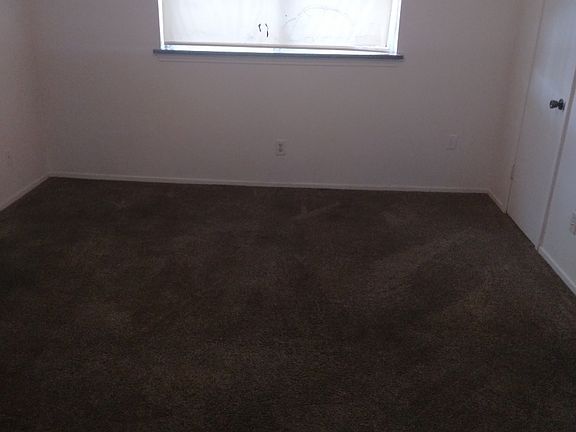 3rd image of 1221 Oakbluff Dr