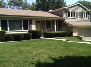 2402 E Lillian Ln, Arlington Heights, IL 60004