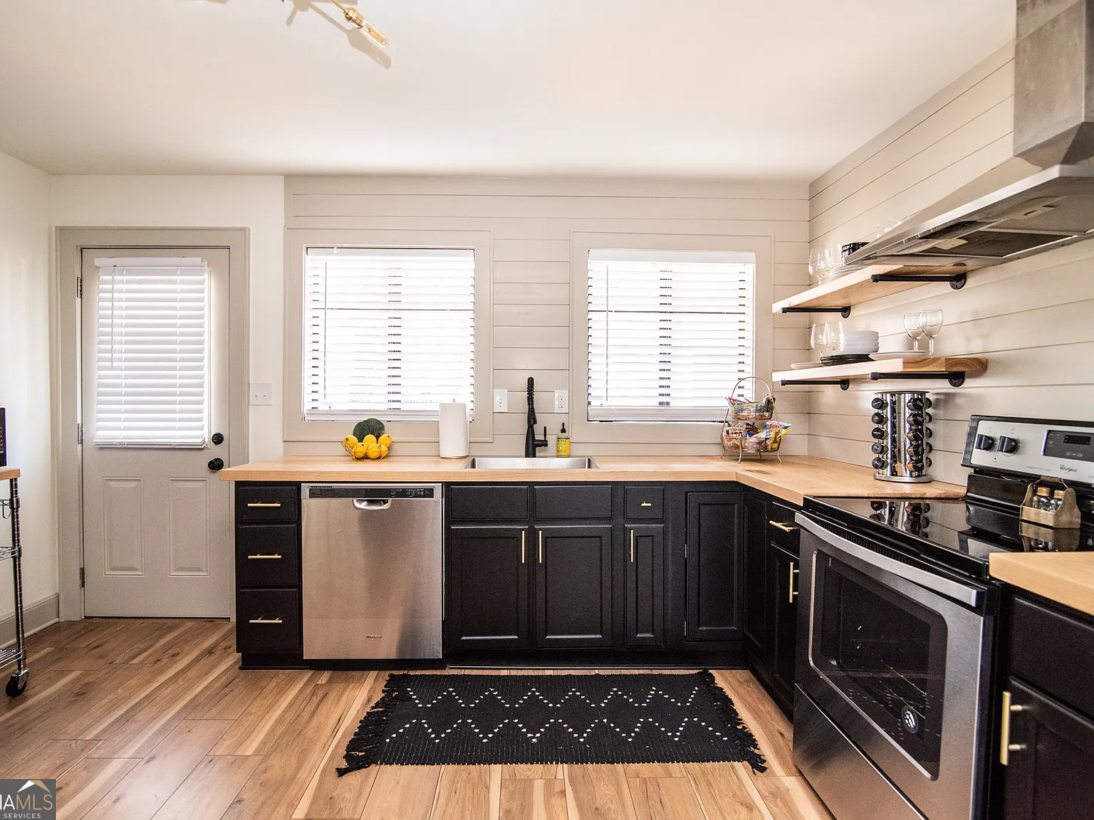 2 bed, 1.0 bath, $3,213 — Photo 3