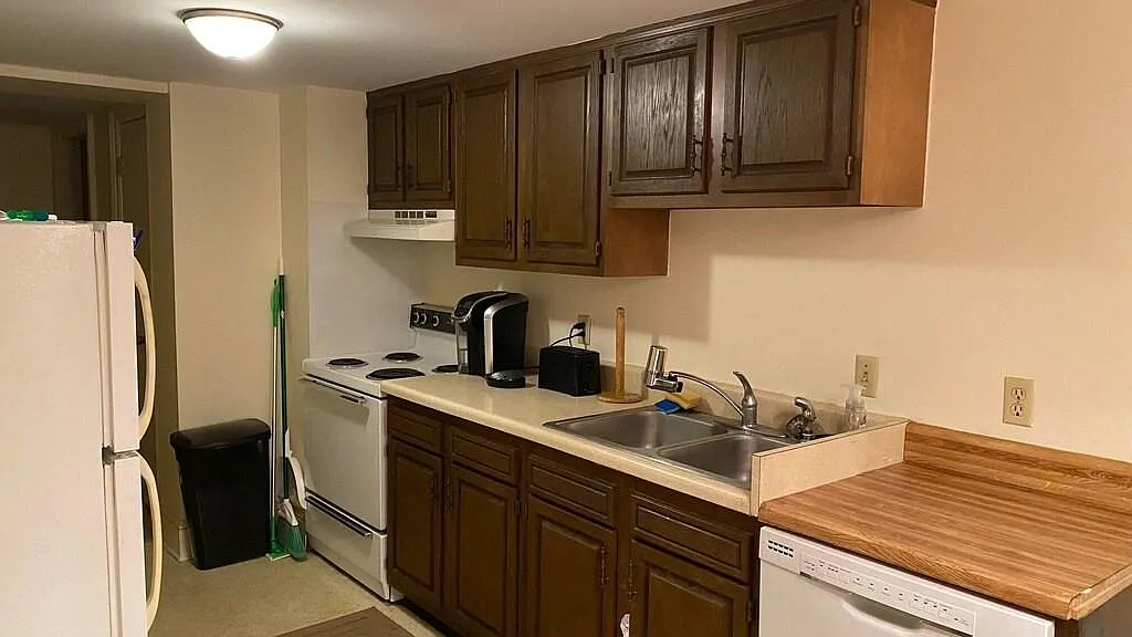 213 E Hall St — Photo 2