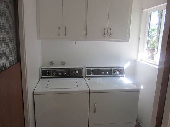 Laundry w/washer & dryer