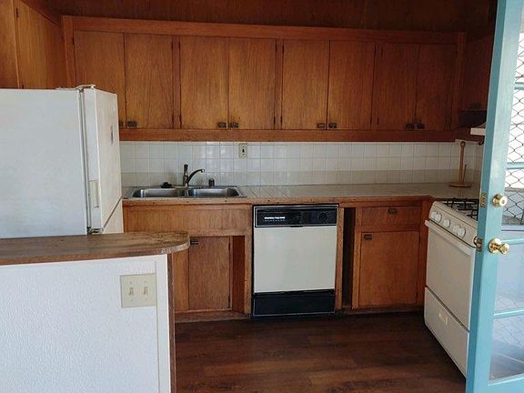 3rd image of 816 Venice Ct
