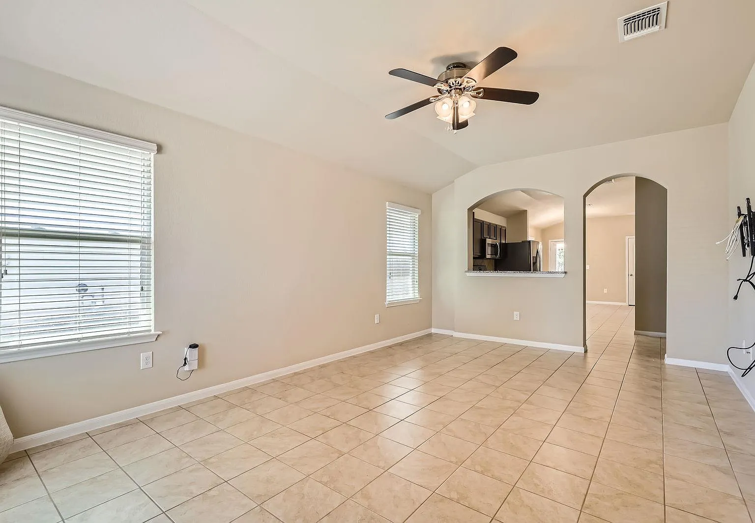 3 bed, 2.0 bath, 1300 sqft, $2,100 — Photo 2