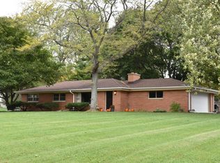 17460 Country Ln, Brookfield, WI 53045