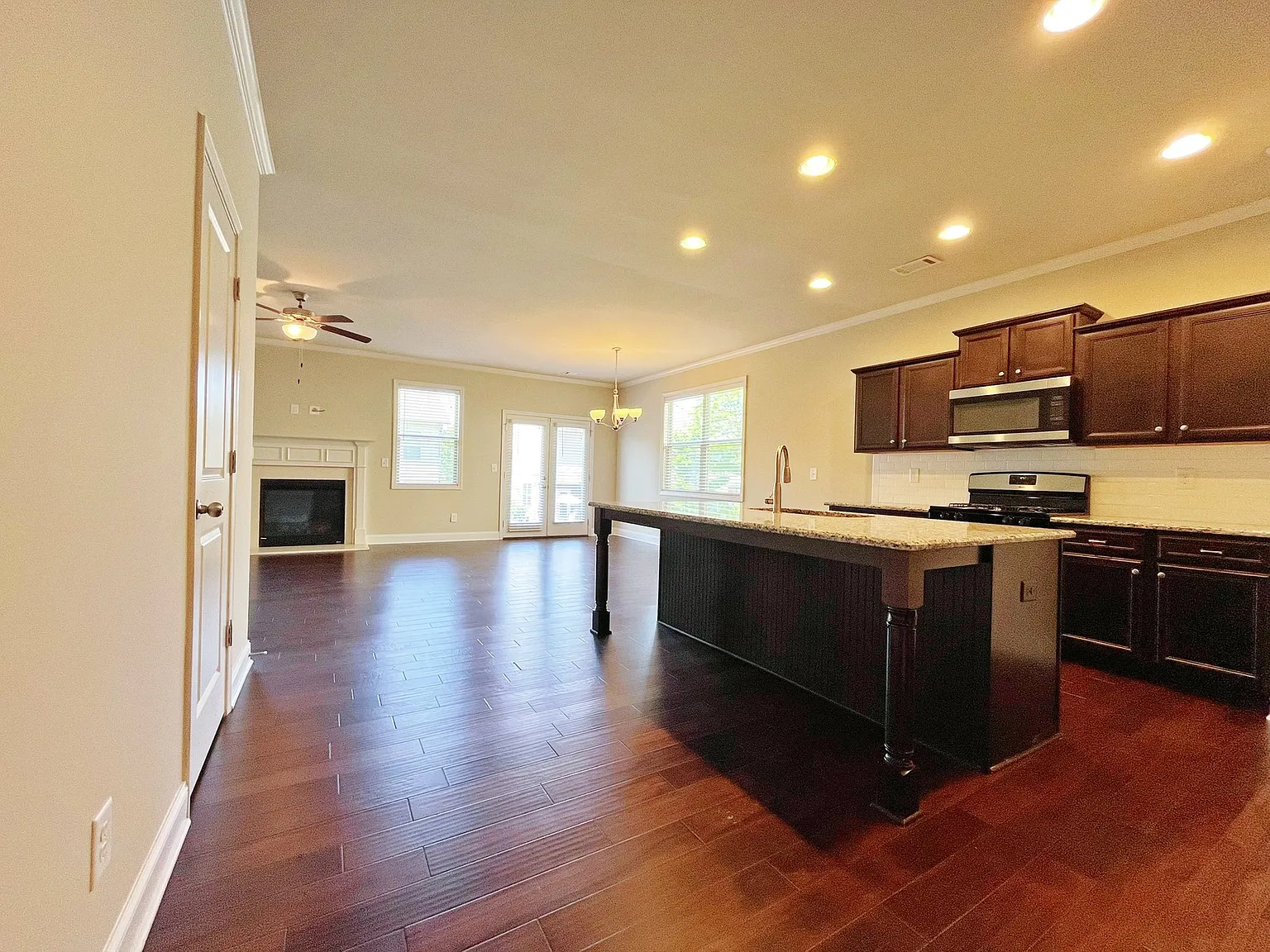 3 bed, 2.5 bath, 1830 sqft, $2,200 — Photo 4