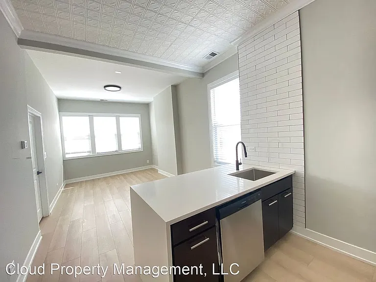 2142 S Fairfield Ave #2R — Photo 3