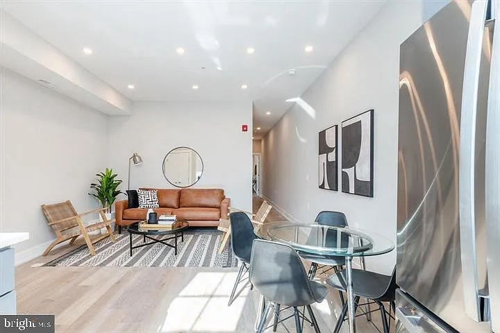 2 bed, 836 sqft, $1,900 — Photo 3