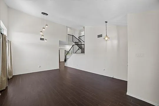 813 Settlement St — Photo 2