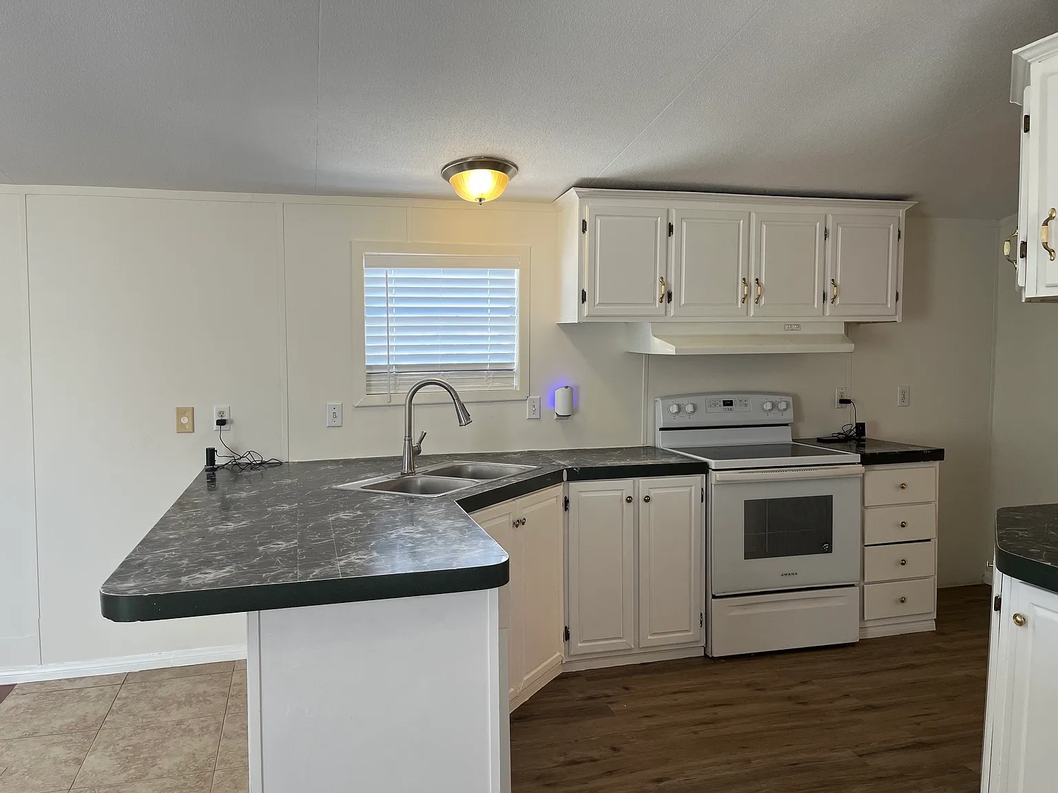 3 bed, 1054 sqft, $2,395 — Photo 2