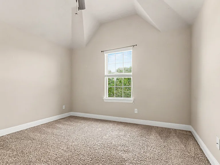 604 Darby Ln — Photo 36