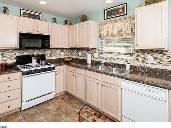 3rd image of 232 Arrowwood Dr