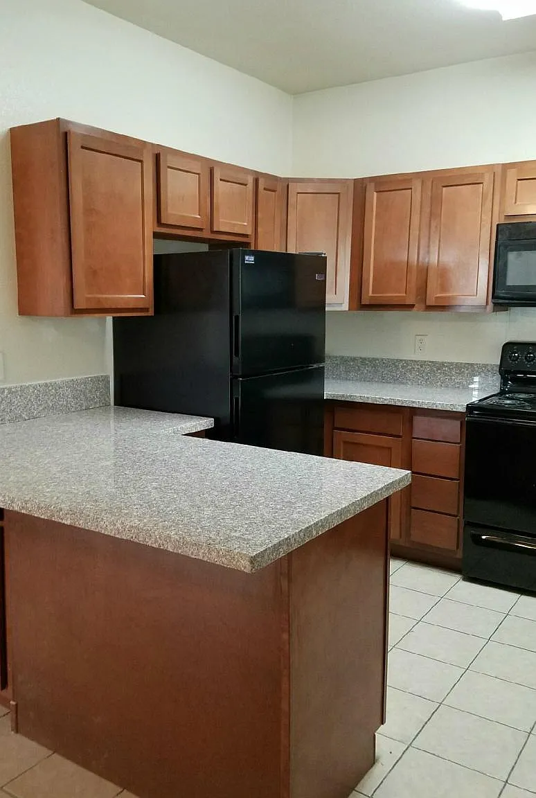 5 bed, 1850 sqft, $3,950 — Photo 2