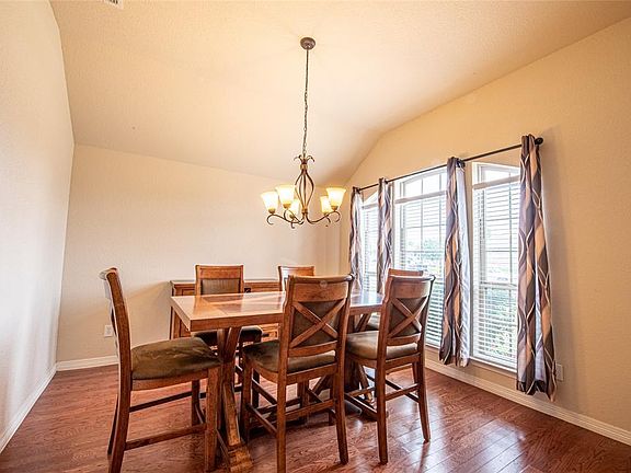 4th image of 922 Randall Rd