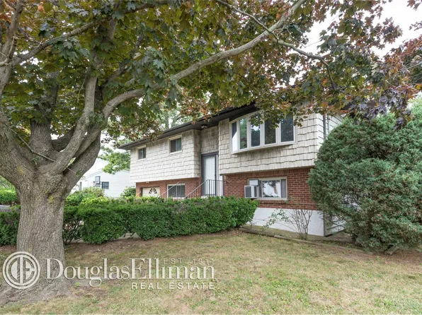 304 Myrtle Ave, West Islip, NY 11795