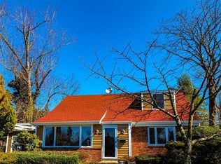 22 Embassy Ct, Great Neck, NY 11021