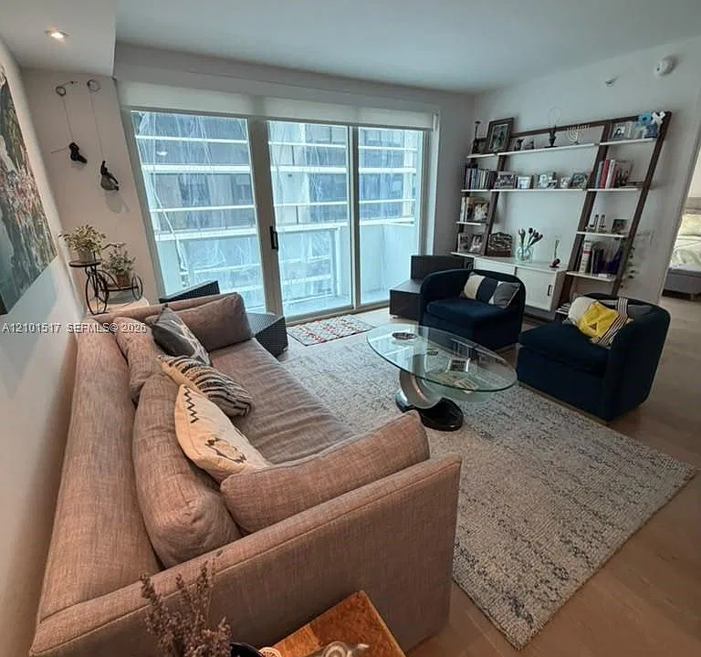 9499 Collins Ave #907