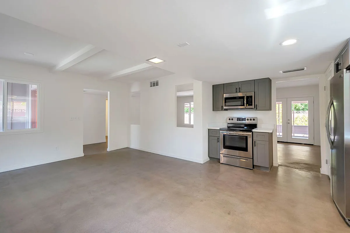 Building Photo - 934 E Manhatton Dr