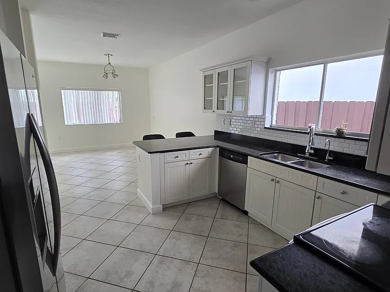15826 SW 138th Ter — Photo 13