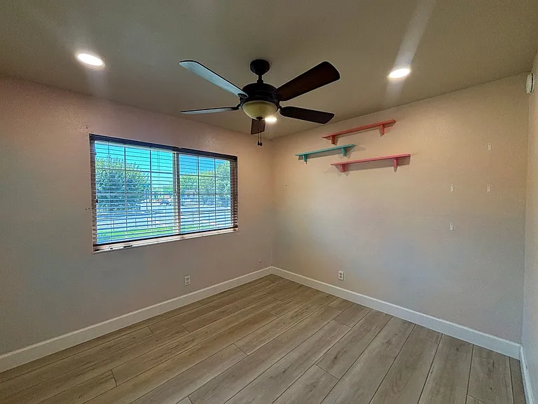 401 Klamath Dr — Photo 16