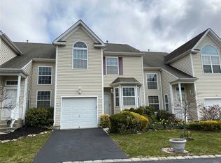 190 Kettles Ln, Medford, NY 11763
