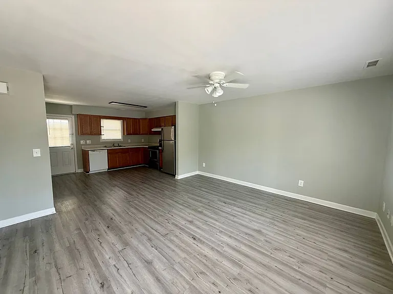 Two bedroom, one bath apartment in Burlington — Photo 7