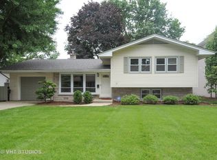 120 Springwood Dr, Naperville, IL 60540