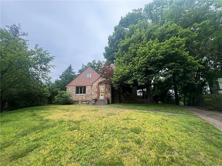 127 Westland Dr — Photo 2