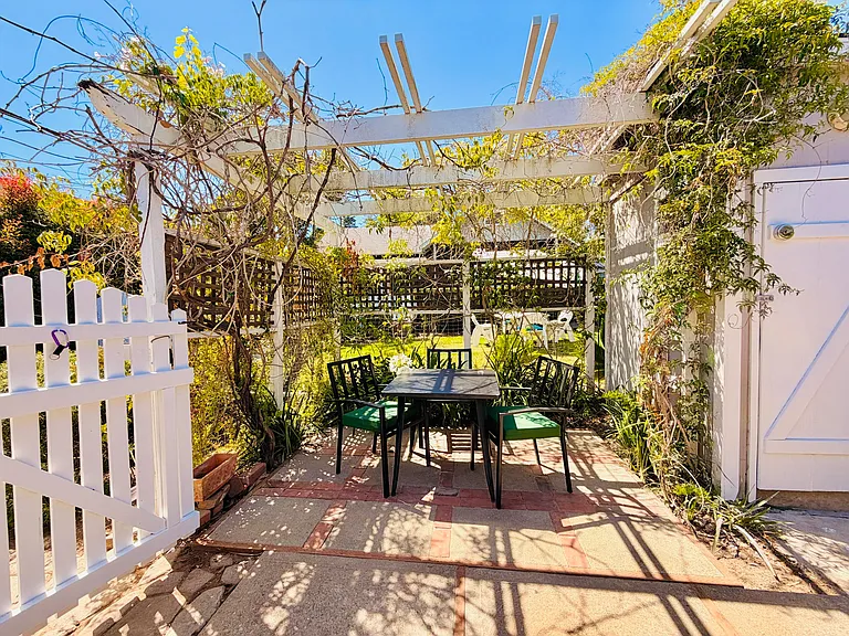 21 E Arrellaga St #B — Photo 13