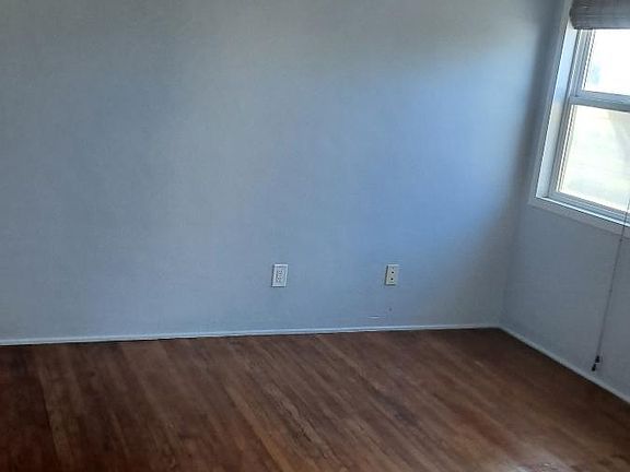 3rd image of 935 Manhattan Beach Blvd