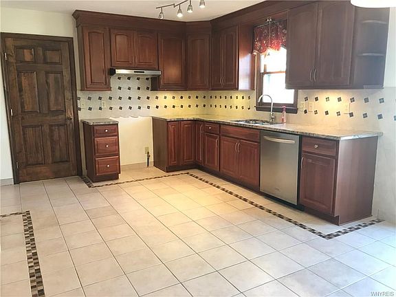 3rd image of 401 Hawthorne Pl