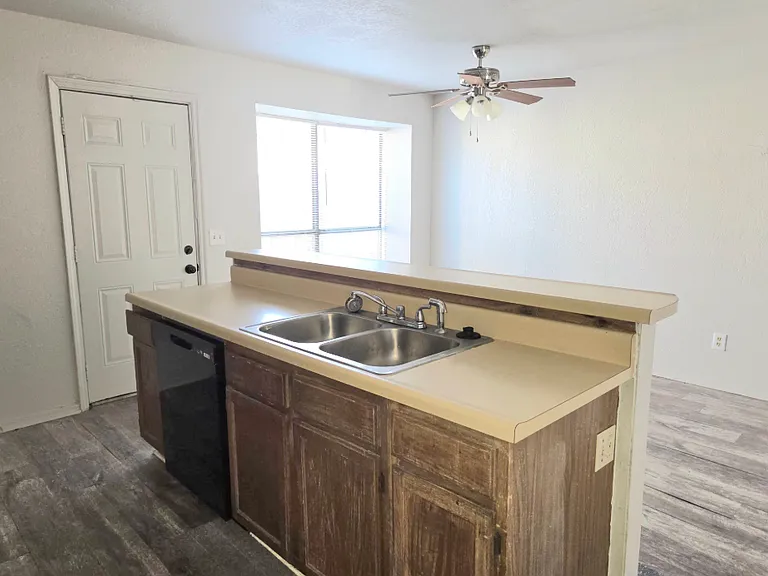 1301 Eastgate Dr — Photo 9