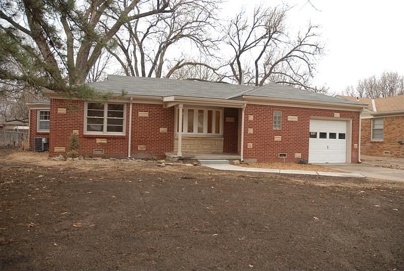 Front View of 2245 S Fountain