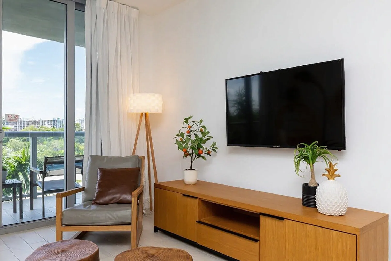 2 bed, 2.0 bath, 990 sqft, $4,392 — Photo 3