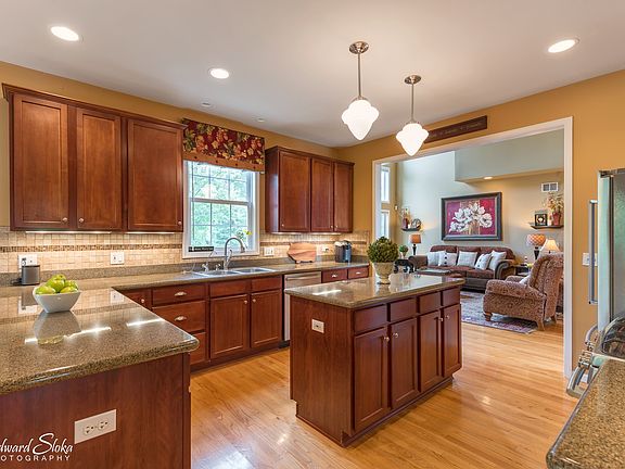 GOURMET KITCHEN WITH BREAKFAST BAR SEATING, LARGE ISLAND, HUGE WALK-IN PANTRY