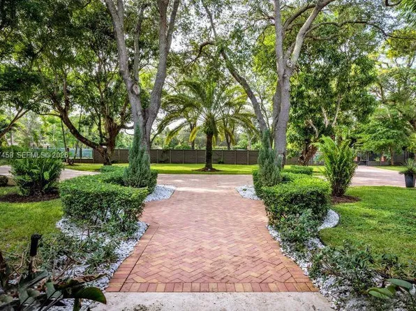 7405 SW 79th Ct, Miami, FL 33143