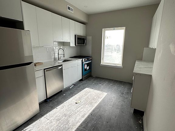 3rd image of 3325 Tulip St #C