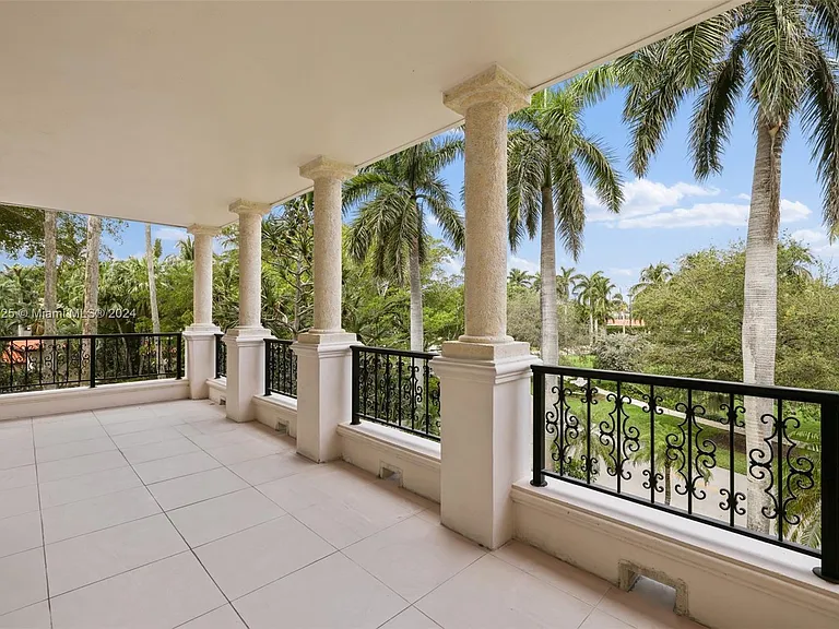 19127 Fisher Island Dr #19127 — Photo 36