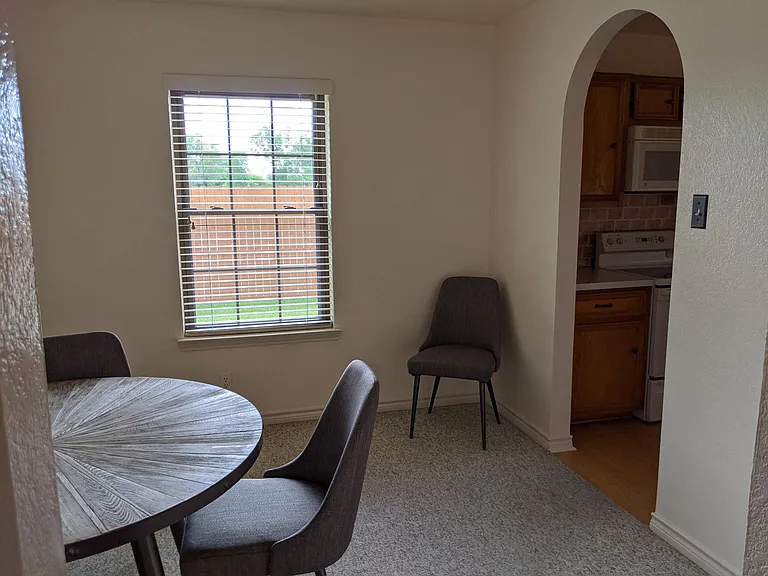 1301 Stratford Dr — Photo 13