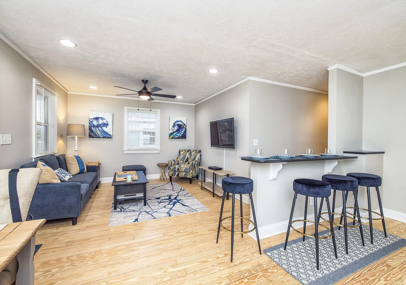 3 bed, 1000 sqft, $2,000 — Photo 1