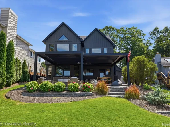 8030 Flagstaff St, Commerce Township, MI 48382