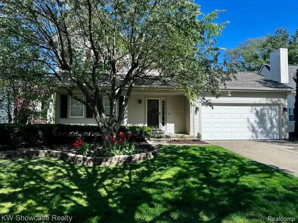 1420 Pond View Ct, Wixom, MI 48393