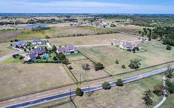 3rd image of 1301 Estate Dr