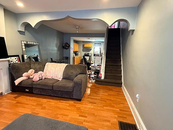 2nd image of 2406 W Oakdale St