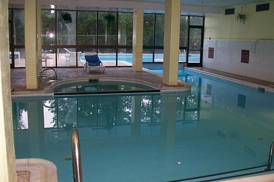 Indoor/outdoor pool/hottub