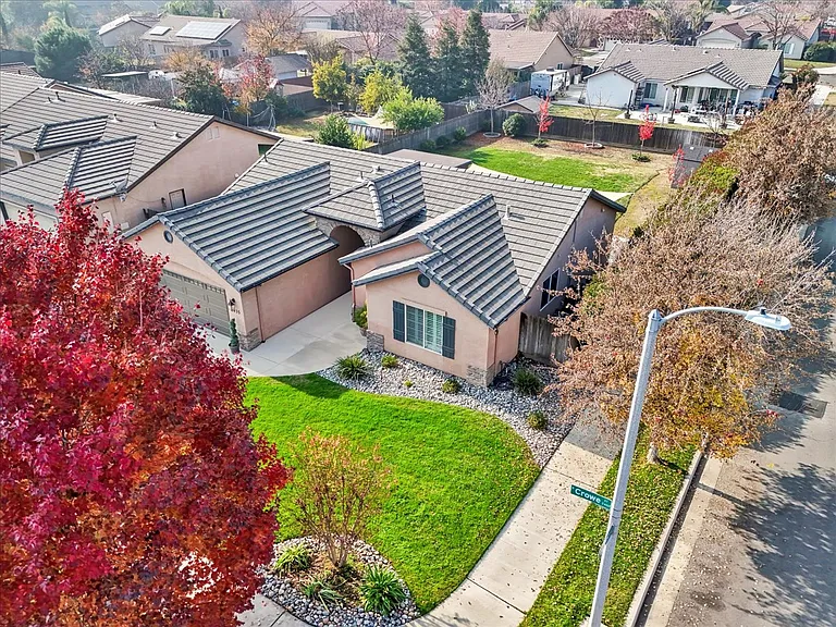2435 N Crowe St — Photo 33