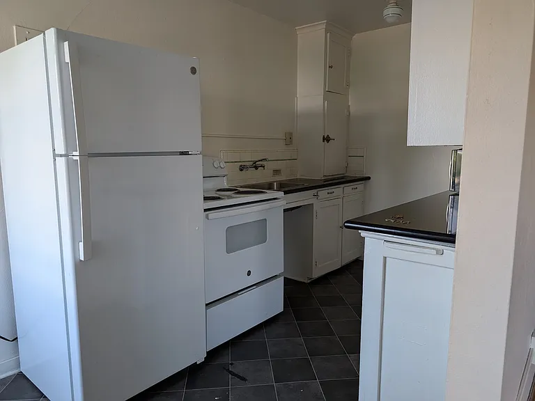 Maxwell Apartments — Photo 13