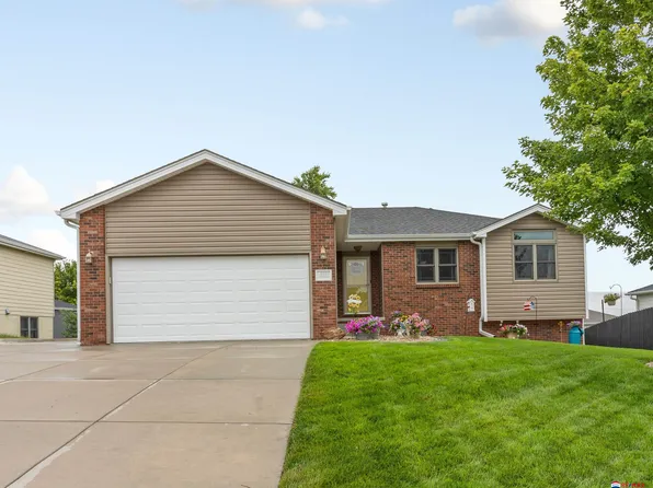225 Orchard Pl, Hickman, NE 68372