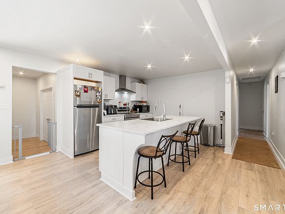 3rd image of 327 Lakeside Boulevard West