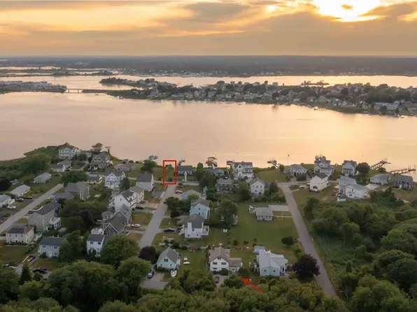 31 Crosshill Dr, Narragansett, RI 02882