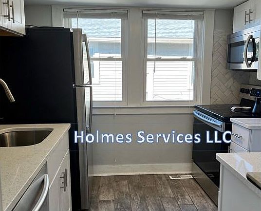 Spacious & bright kitchen - quartz counters, full-sized SS appliances.